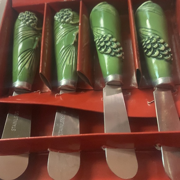 Green pine cone and needle art spreaders. - Picture 7 of 8